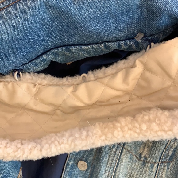 Beautiful UGG Vintage denim jacket with shearling collar. - Picture 3 of 7